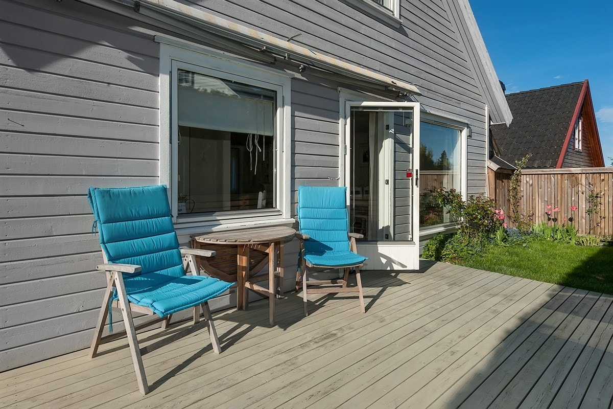 Fra stuen er det utgang til skjermet markterrasse. Galleribilde