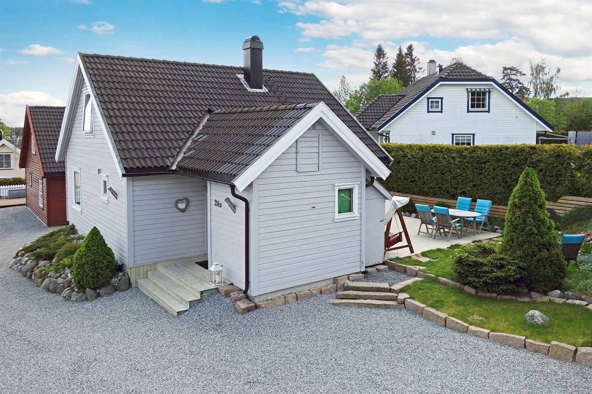 Det er også preparerte skiløyper kun 200 meter fra boligen. Området ligger også i nærhet til lekeplass, skoler, barnehager, offentlig kommunikasjon og gode servicetilbud. Galleribilde