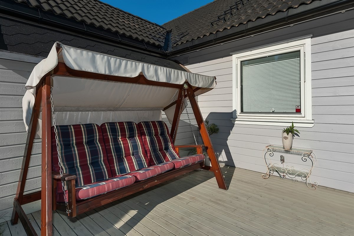 På terrassen kan du sitte helt skjemet uten innsyn fra naboer. Galleribilde