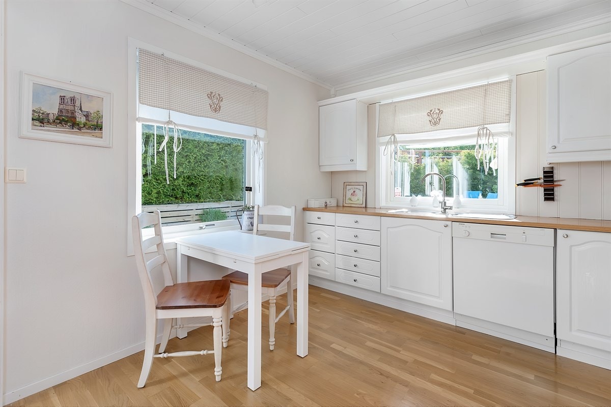 Kjøkkenet er praktisk og pent med innredning i L-form, og med plass for et lite kjøkkenbord. I tillegg gjør gode vindusflater rommet lyst og trivelig. Galleribilde