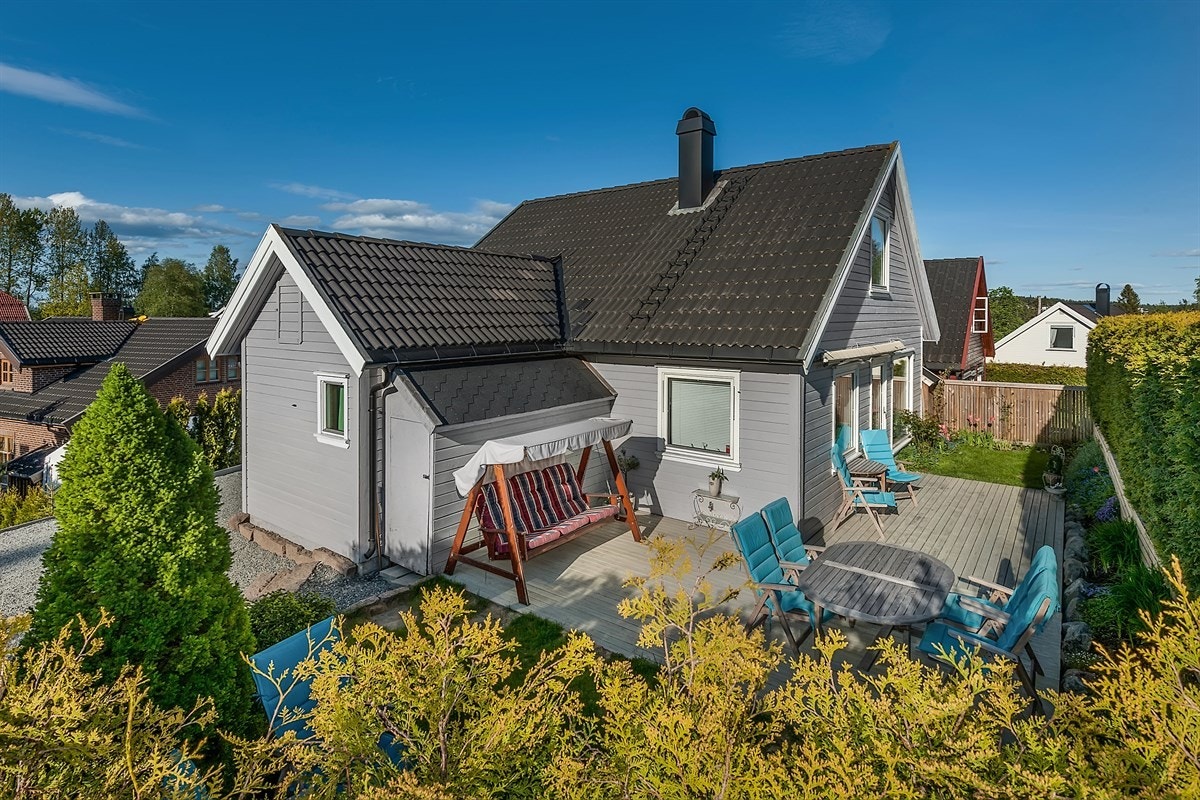 Enebolig framstår som tiltalende og velholdt, med en skjermet, idyllisk og lettstelt hage, hvor solen treffer terrassen fra ca. kl. 08-20 på sommeren. Galleribilde