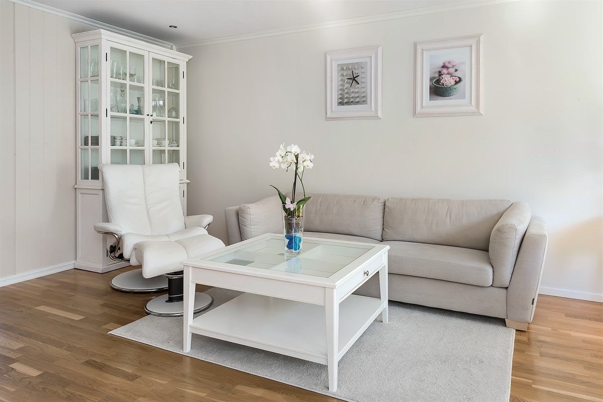 Stuen har parkett på gulv, lyse veggflater og downlights i himling, samt varmepumpe. Galleribilde