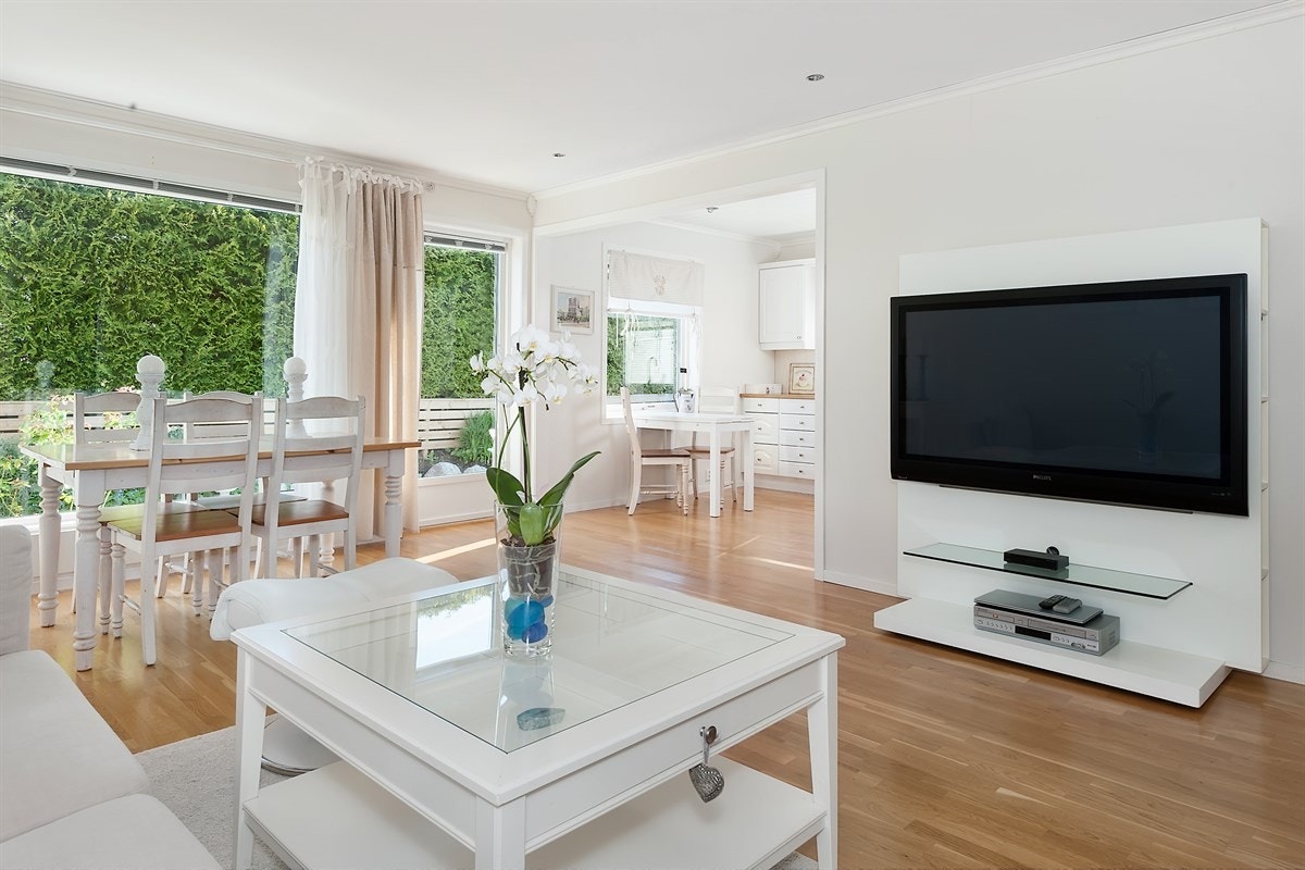 Eneboligen har en lys og innbydende stue med åpning inn til kjøkkenet, noe som gir en luftig atmosfære. Galleribilde