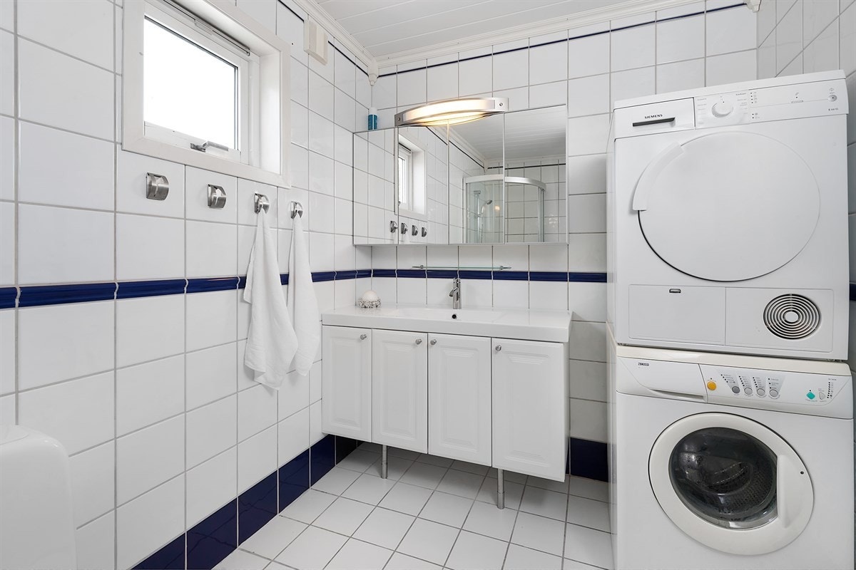 Innredningen har heldekkende servant på møblement med fire, profilerte fronter, og et stort speilskap med overliggende belysning. Det er også opplegg for vaskemaskin og tørketrommel. Galleribilde