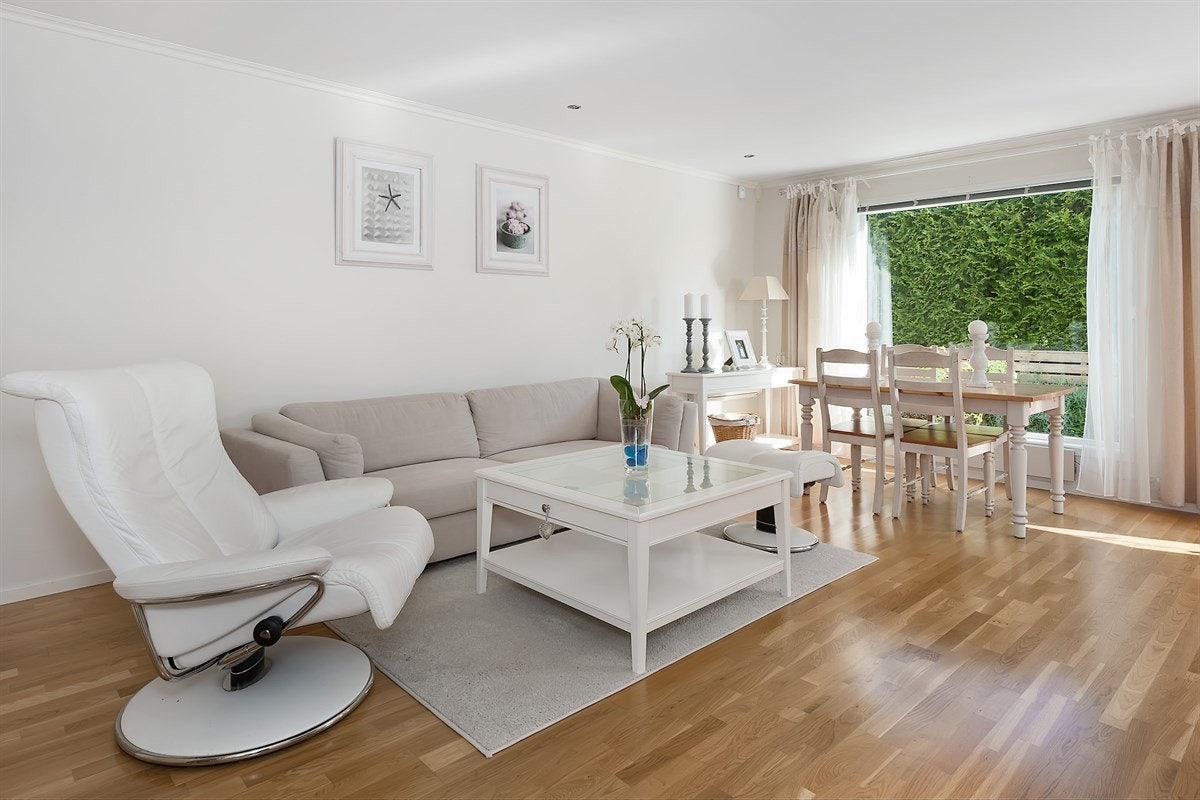 Det er god plass for både sofaløsning og spisestuemøblement. Galleribilde