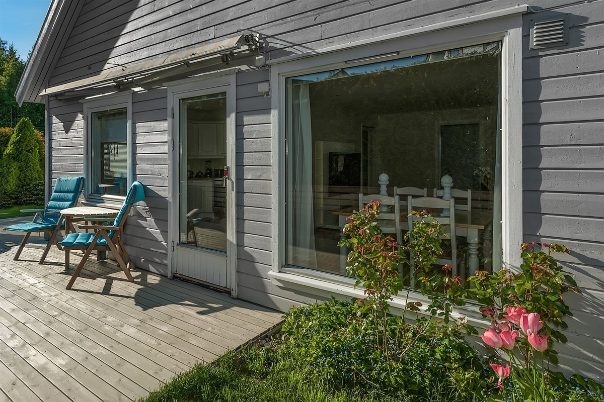 Fra stuen er det utgang til skjermet markterrasse. Galleribilde