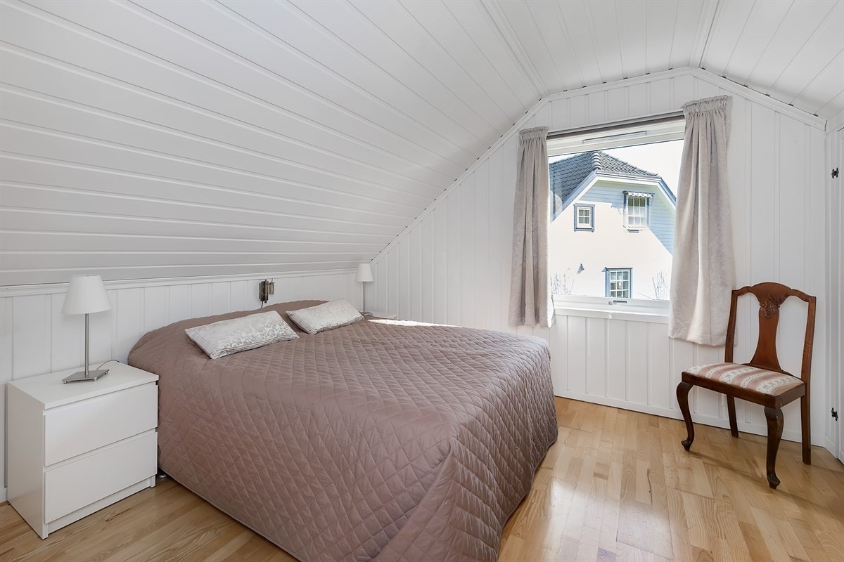 Soverom 2 med smart og praktisk garderobeløsning. Galleribilde