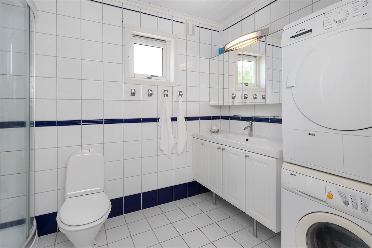 Boligen har et klassisk, helfliset baderom i første etasje, og et ekstra wc-rom i andre etasje. Badet er utstyrt med gulvvarme, elektrisk avtrekksvifte og frittstående toalett. Galleribilde