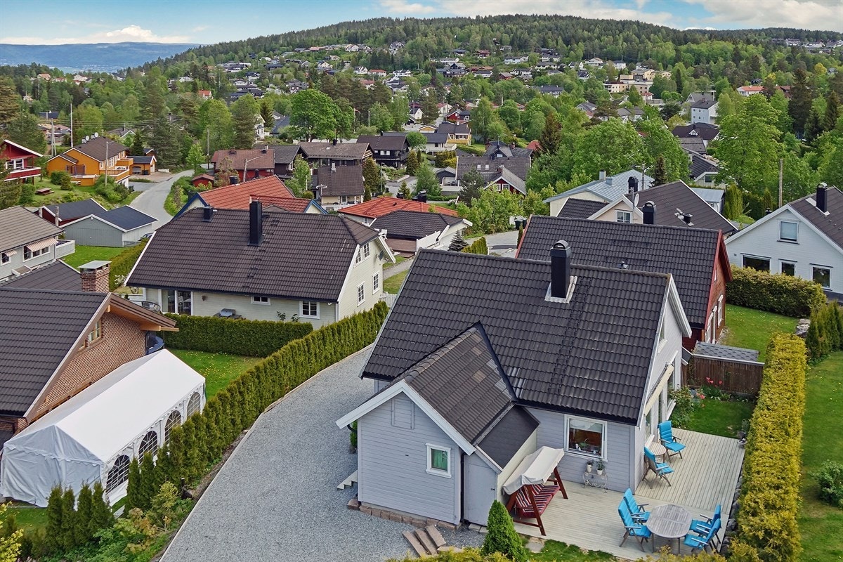 Enebolig framstår som tiltalende og velholdt, med en skjermet, idyllisk og lettstelt hage, hvor solen treffer terrassen fra ca. kl. 08-20 på sommeren. Galleribilde