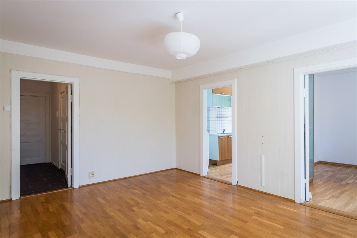 Stuen er enkel å innrede, gjerne med både spisebord og sofagruppe. Galleribilde