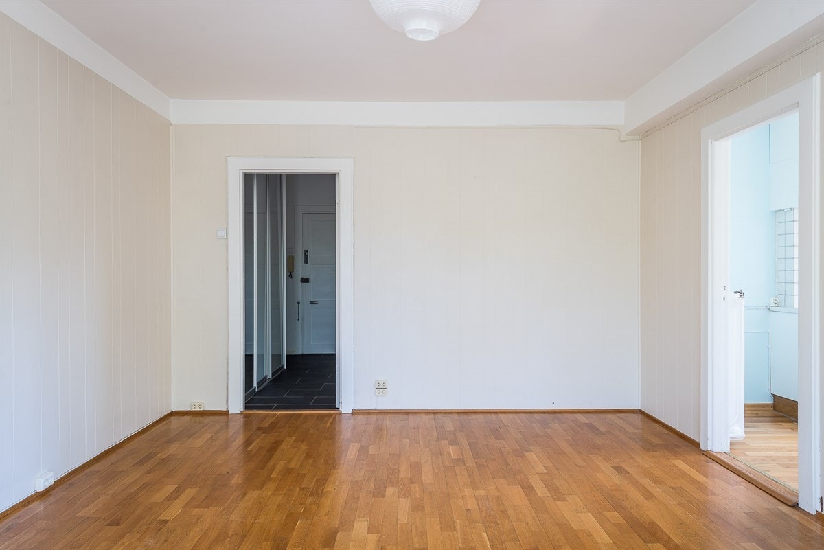 Det er lagt parkett i alle rom foruten badet og entréen. Galleribilde
