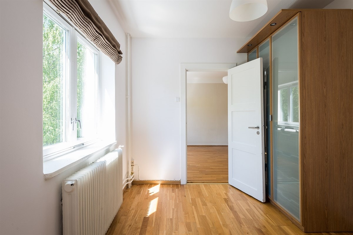 Et moderne, romslig garderobeskap med smart interiør har god plass til klær og accessoirer. Galleribilde