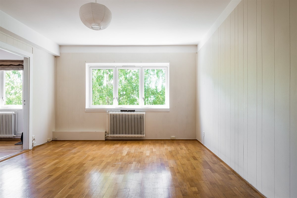 Gjennom alle vinduer får du fint utsyn mot de grønne omgivelsene som gjør hele nabolaget frodig sommerstid. Galleribilde