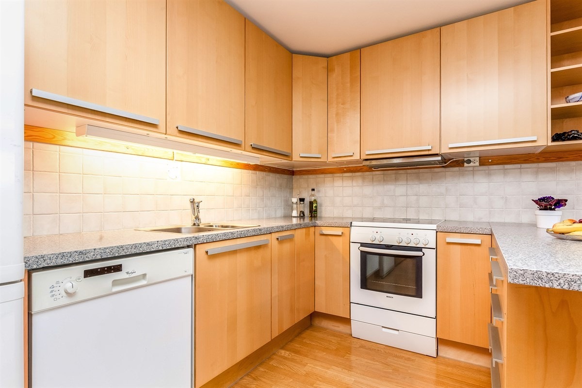 Pent kjøkken med god skapplass. Galleribilde