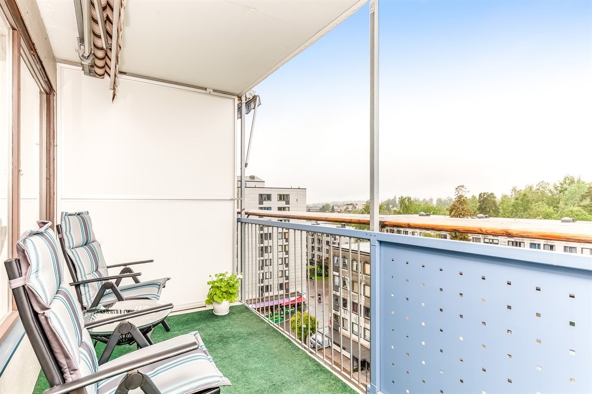 Solrik usjenert balkong med ettermiddag/kveldssol. Galleribilde