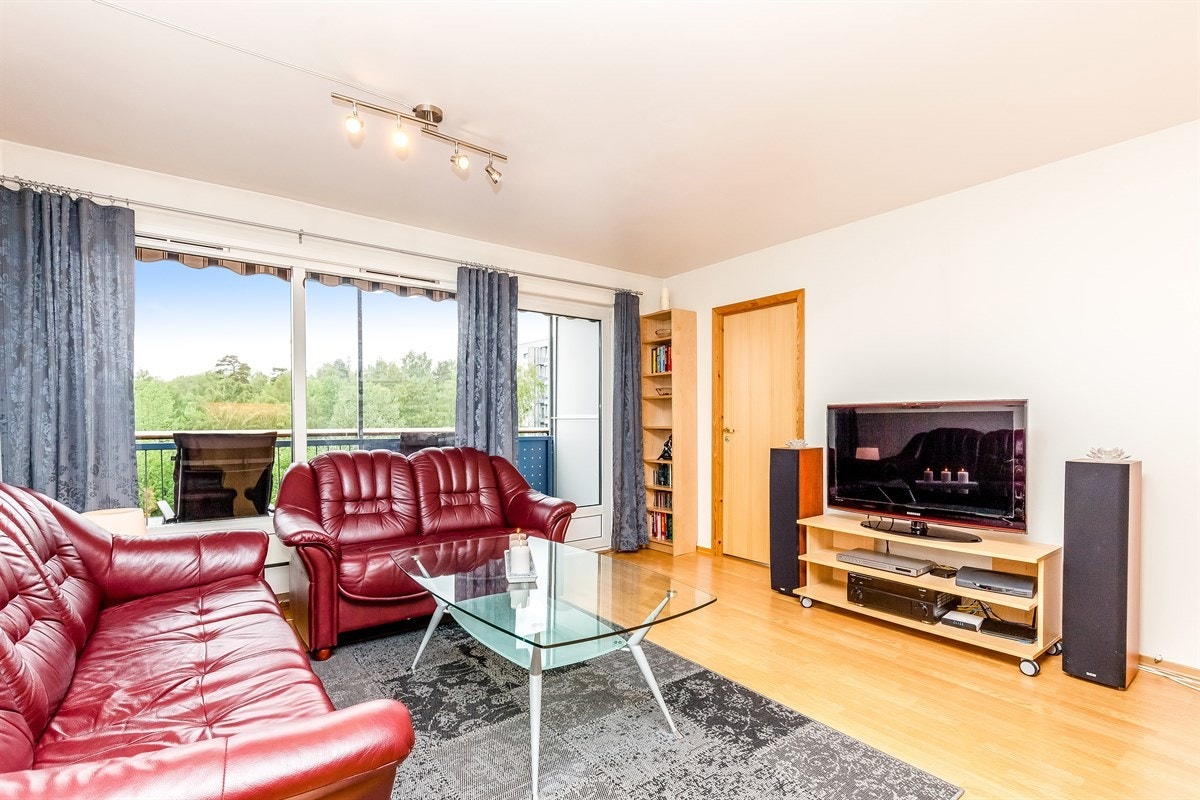 Stue med god plass for spiseplass, sofa -og Tv-løsning Galleribilde