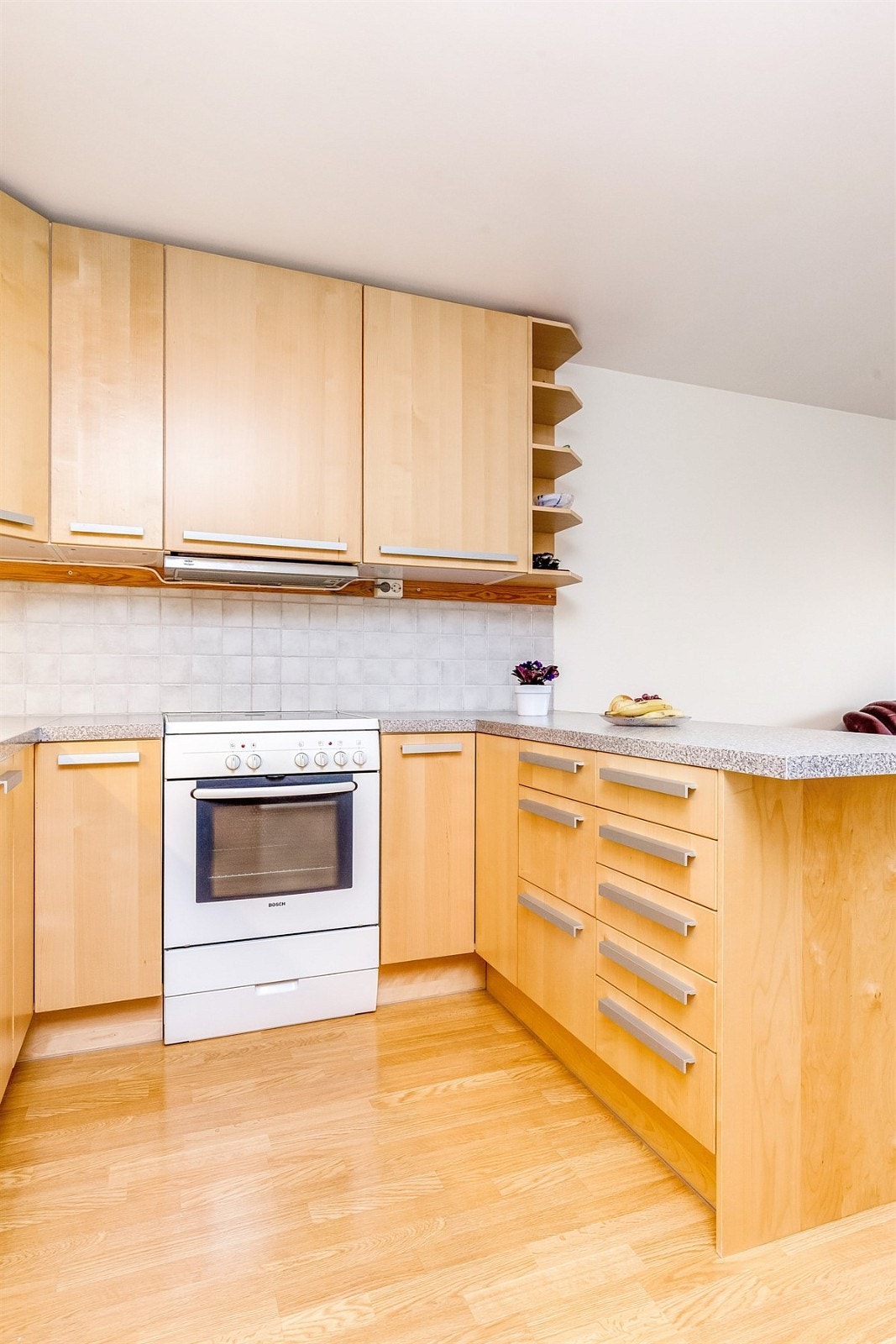 Kjøkken med god benkeplass. Galleribilde