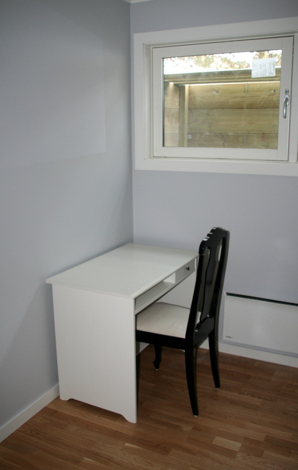 Stort soverom der det er plass til et skrivebord for eksempel (skrivebord på bildet følger ikke med). Galleribilde