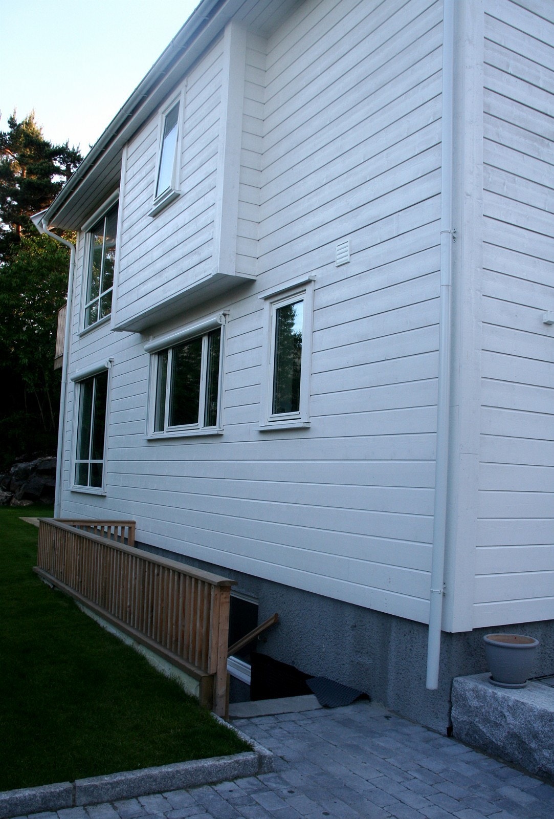 Skjermet inngangsparti. Hus og leiligheten ferdigstilt i 2013. Galleribilde