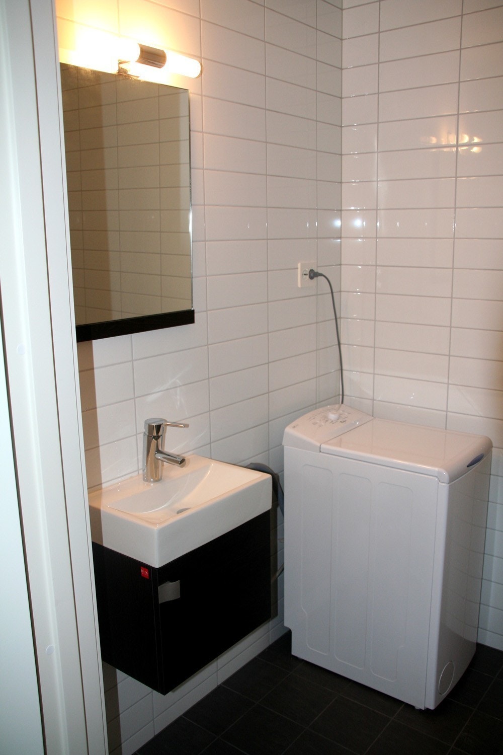 Flislagt bad, med varmekabler. Vaskemaskin. Galleribilde