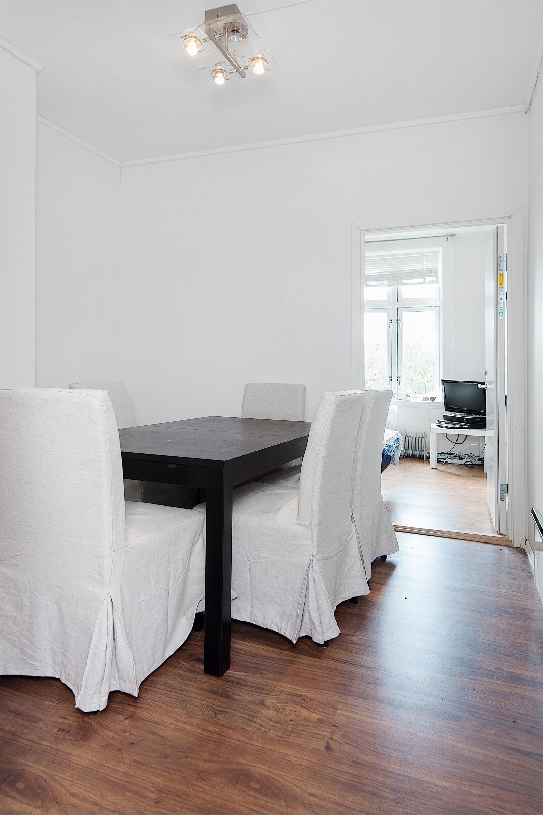 Spiserom m/rom for utleie i bakgrunnen Galleribilde