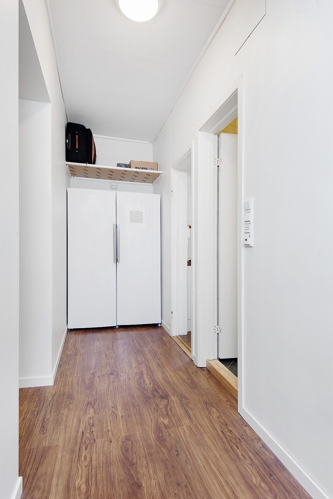 Gang utenfor kjøkken m/hel frys og ekstra hel kjøl. Lagringsplass over. Galleribilde