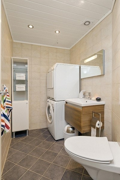 Bad 2 - vegghengt toalett, servant, speil og skap som avbildet. Hvitevarer medfølger. Galleribilde