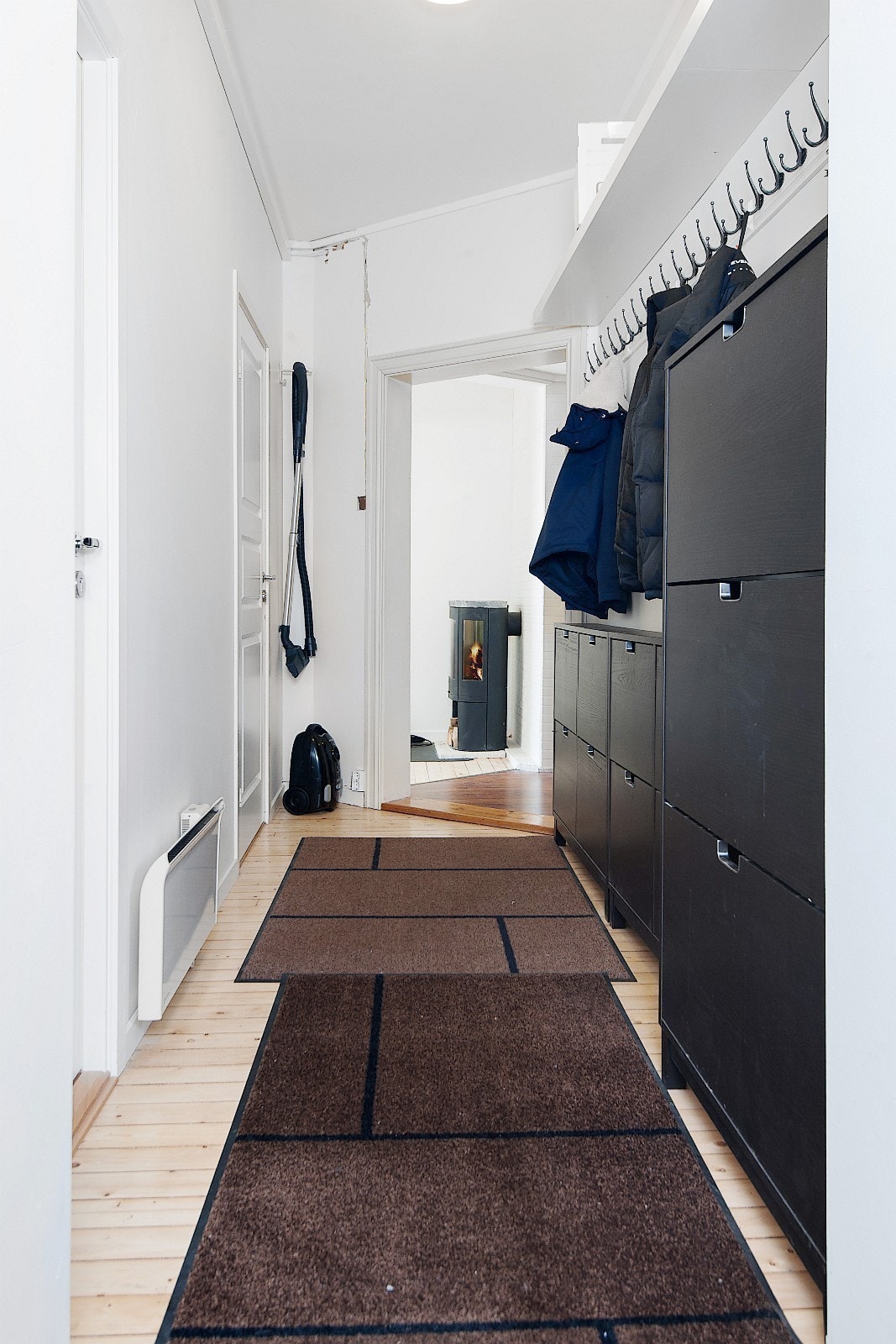 Gang - Skoskap, knagger, hyller, gulvmatter og støvsuger medfølger Galleribilde