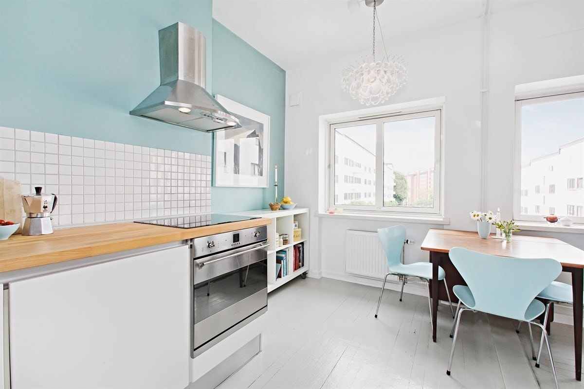 Koselig spiseplass ved vindu, perfekt for herlige helgefrokoster i tillegg til at man får ekstra benkeplass. Galleribilde