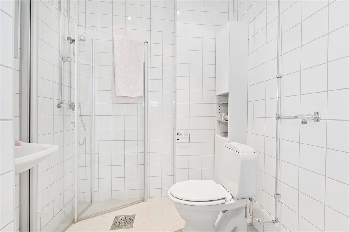 Lekkert flislagt baderom, oppusset i regi av borettslaget i 2005 med nye soilrør, nytt sluk, ny membran, nye fliser og ny baderomsinnredning. Galleribilde