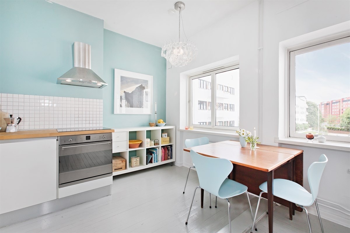 Trekker man seg mot vinduene, forstår man gleden av å bo så fritt og usjenert med minimalt av innsyn. Nydelig utsyn mot koselig og parkmessig gårdsrom. Galleribilde