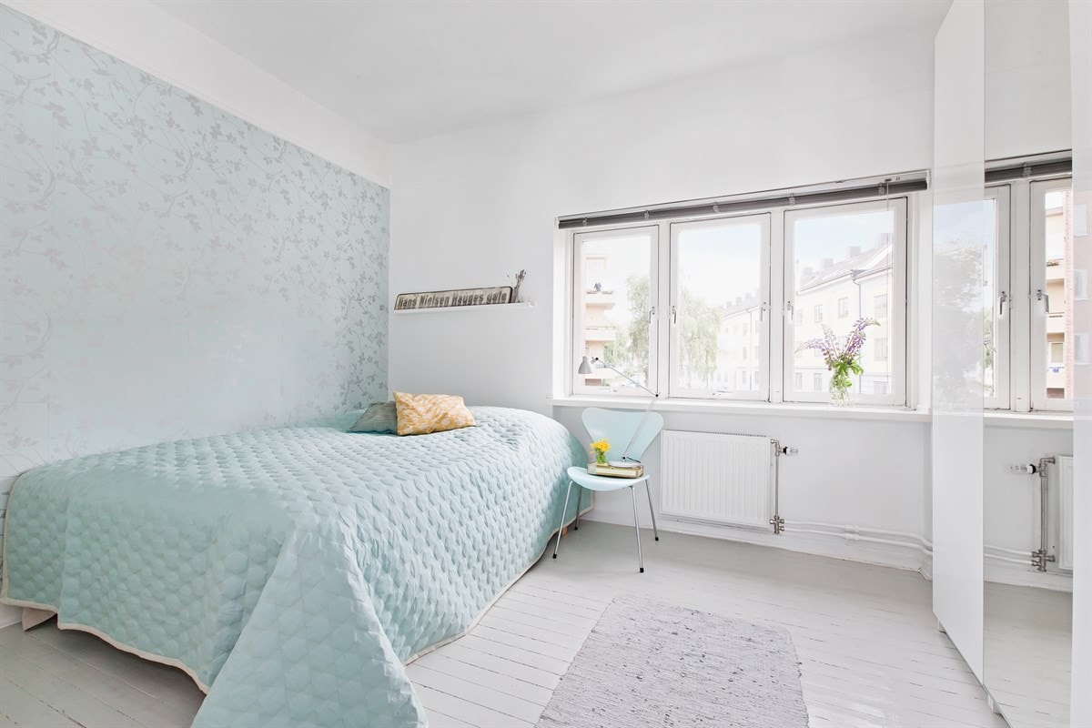 Fint og usedvanlig romslig soverom med god plass til stor dobbeltseng og hjemmekontor. Store vinduer som slipper inn mye naturlig lys. Galleribilde