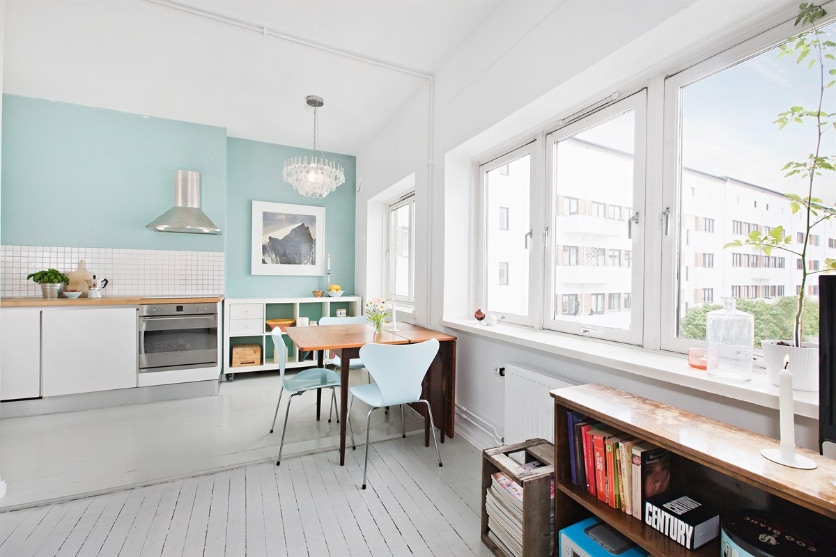 Lekkert med kontraktsvegg i nydelig turkis farge gir hele rommet ekstra god atmosfære. Galleribilde