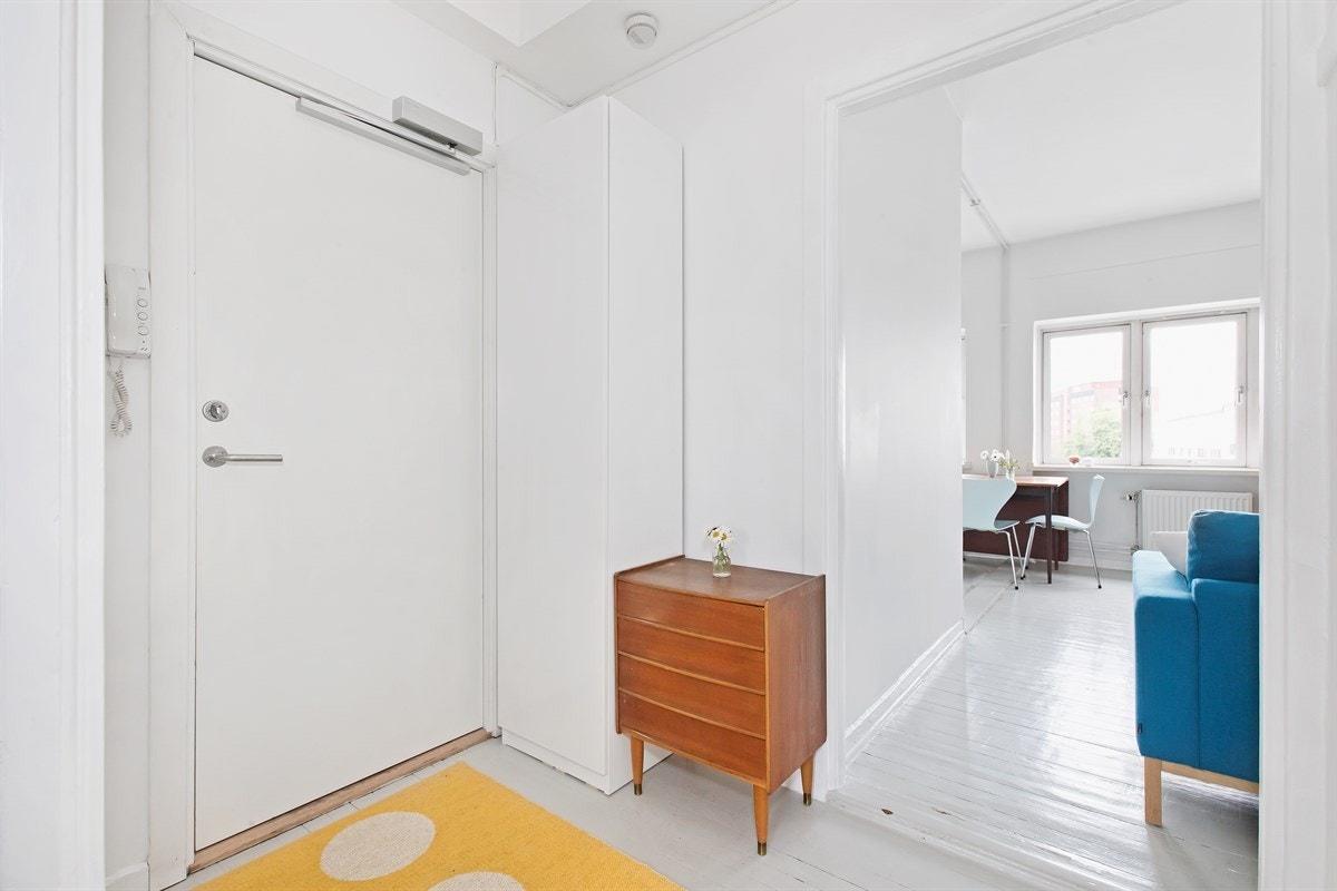 Entréen fungerer også som et praktisk knutepunkt mellom alle leilighetens rom. Galleribilde