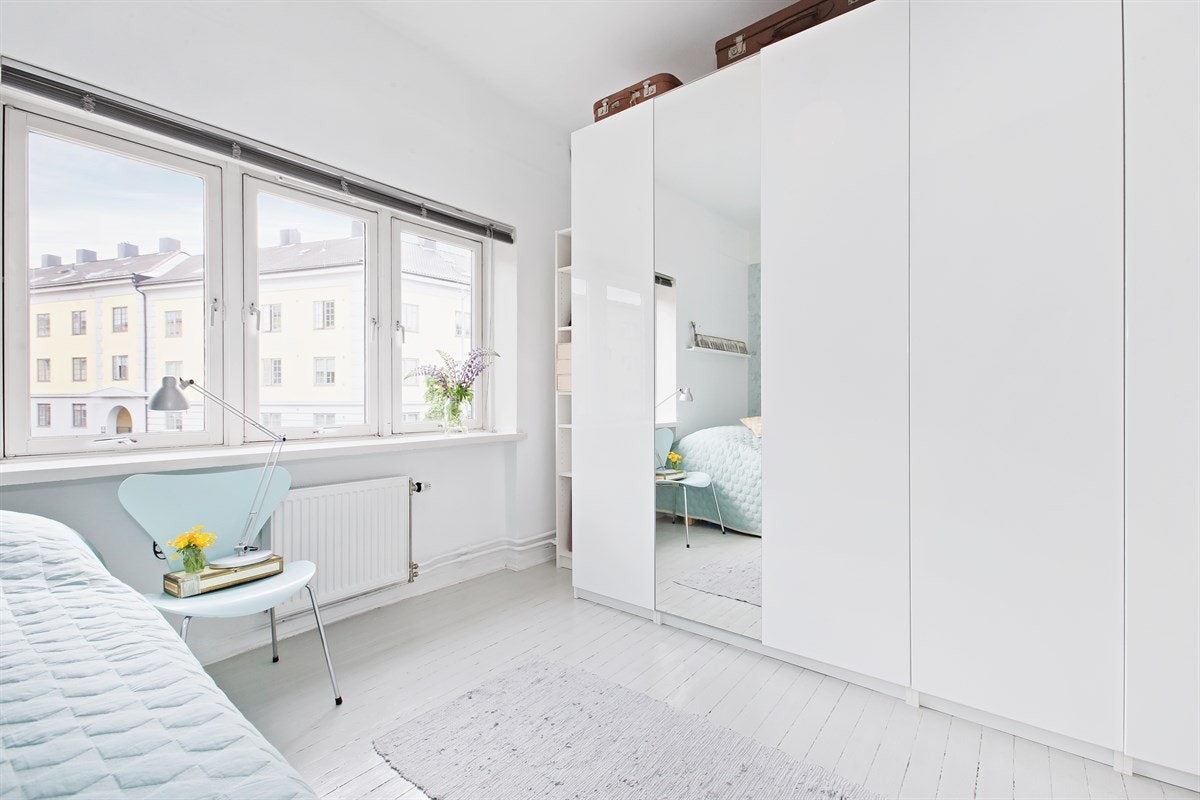 Rikelig med oppbevaringsmuligheter i romslige garderobeskap med hvite glatte fronter. Galleribilde