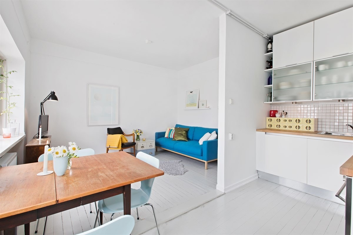 Kjøkkenet er utstyrt med integrerte hvitevarer som kombinert stekeovn (Smeg), keramisk kokeplatetopp (Smeg), avtrekksvifte, vaskemaskin (Smeg), oppvaskmaskin og kjøleskap. Galleribilde