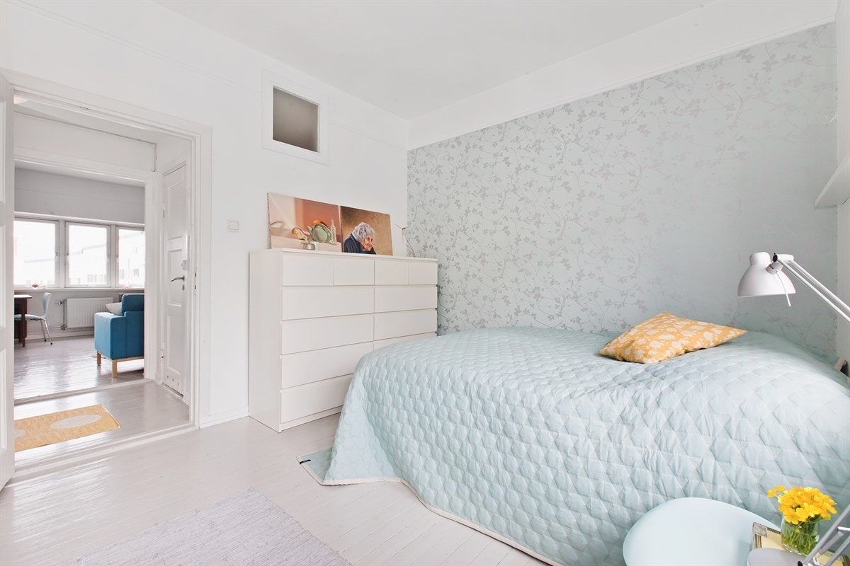 Lekker tapetsert vegg og lysmalt originalt tregulv gir rommet ekstra sjel. Galleribilde