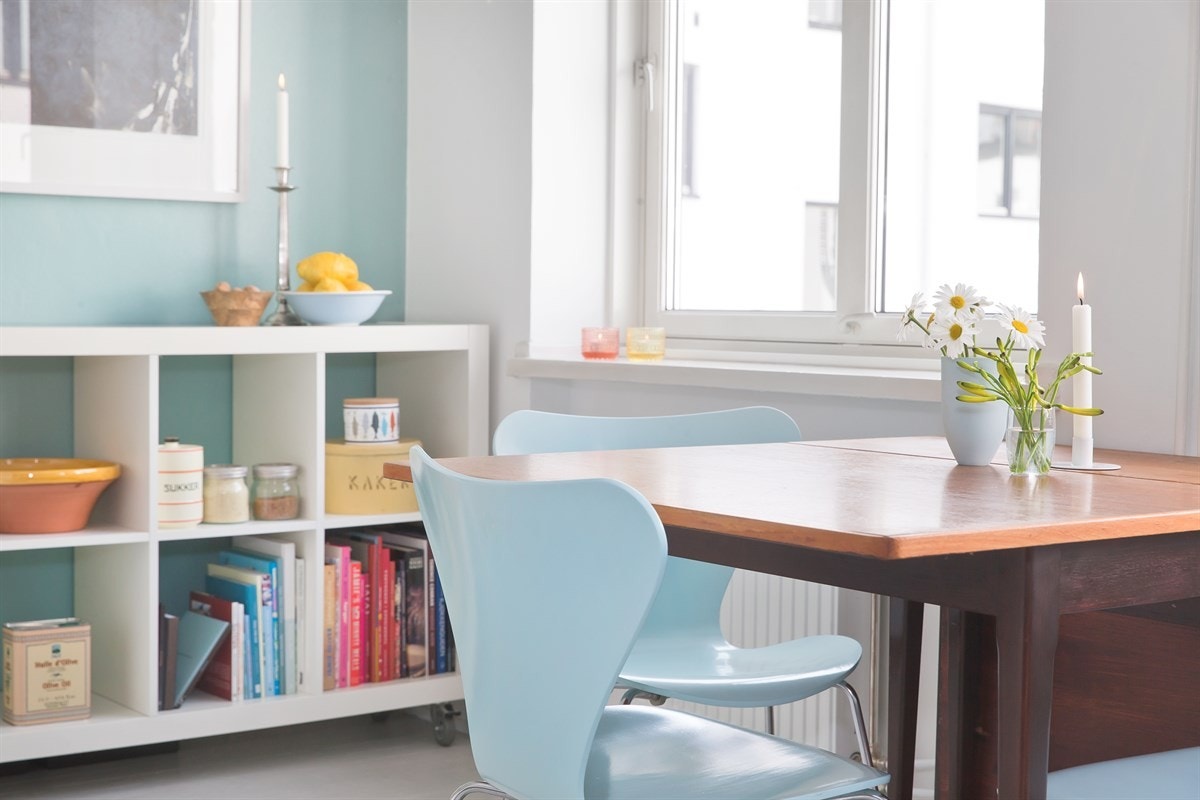 Spisebordsplasseringen finner sin naturlige plass i rommet, og man kan enkelt invitere mange gjester til middag. Galleribilde