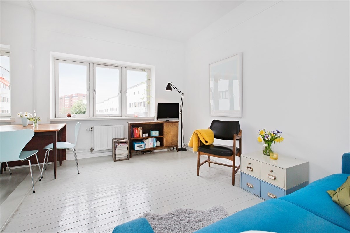 Stuen er det naturlige oppholdsstedet i leiligheten og er et rom for avkobling og hygge. Her kan man nyte tilværelsen alene, eller i selskap med familie og venner. Galleribilde