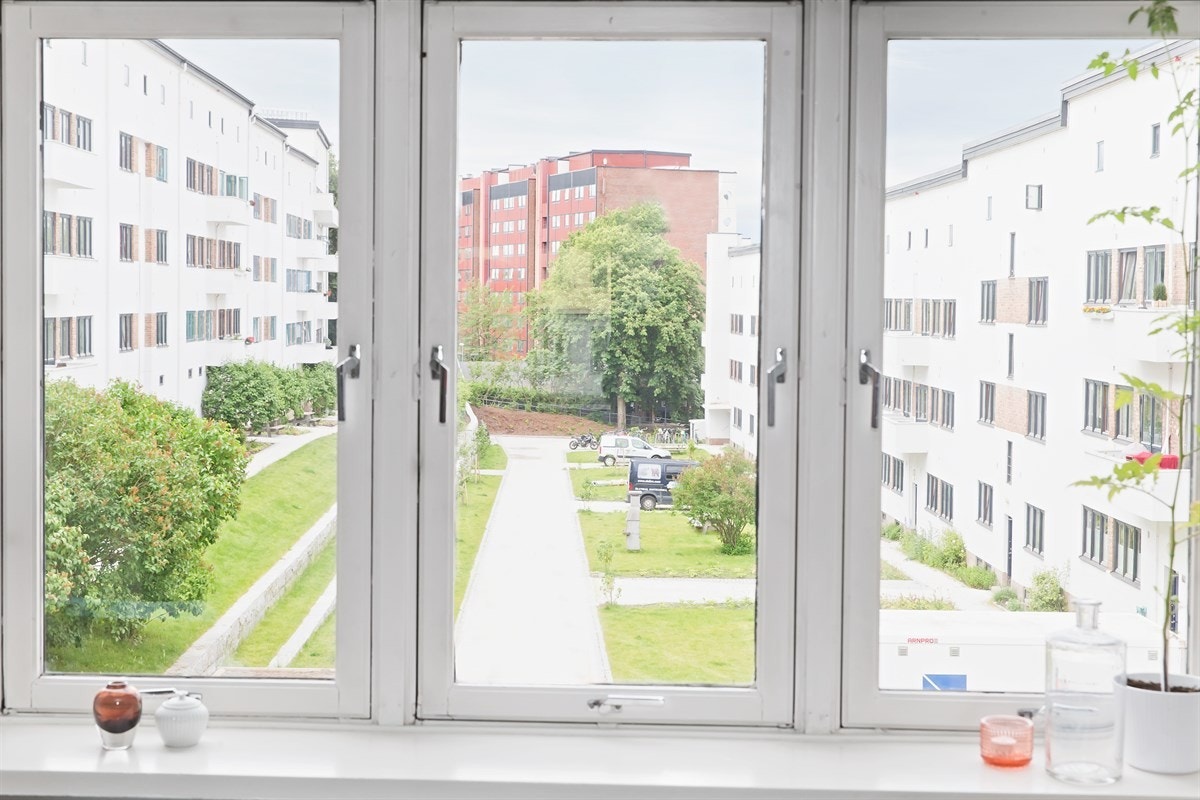 Utrolig god intern beliggenhet med helt fritt og frint utsyn mot den idylliske felles bakgården. Galleribilde