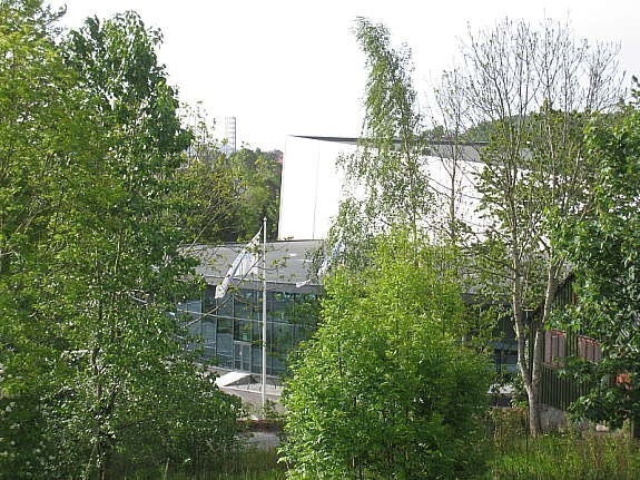 Utsikt. Sørmarka Arena (muliti hall, skøytebane, klatrevegg, cafe m.m.) 200 meter fra leiligheten/bofellesskapet. Galleribilde