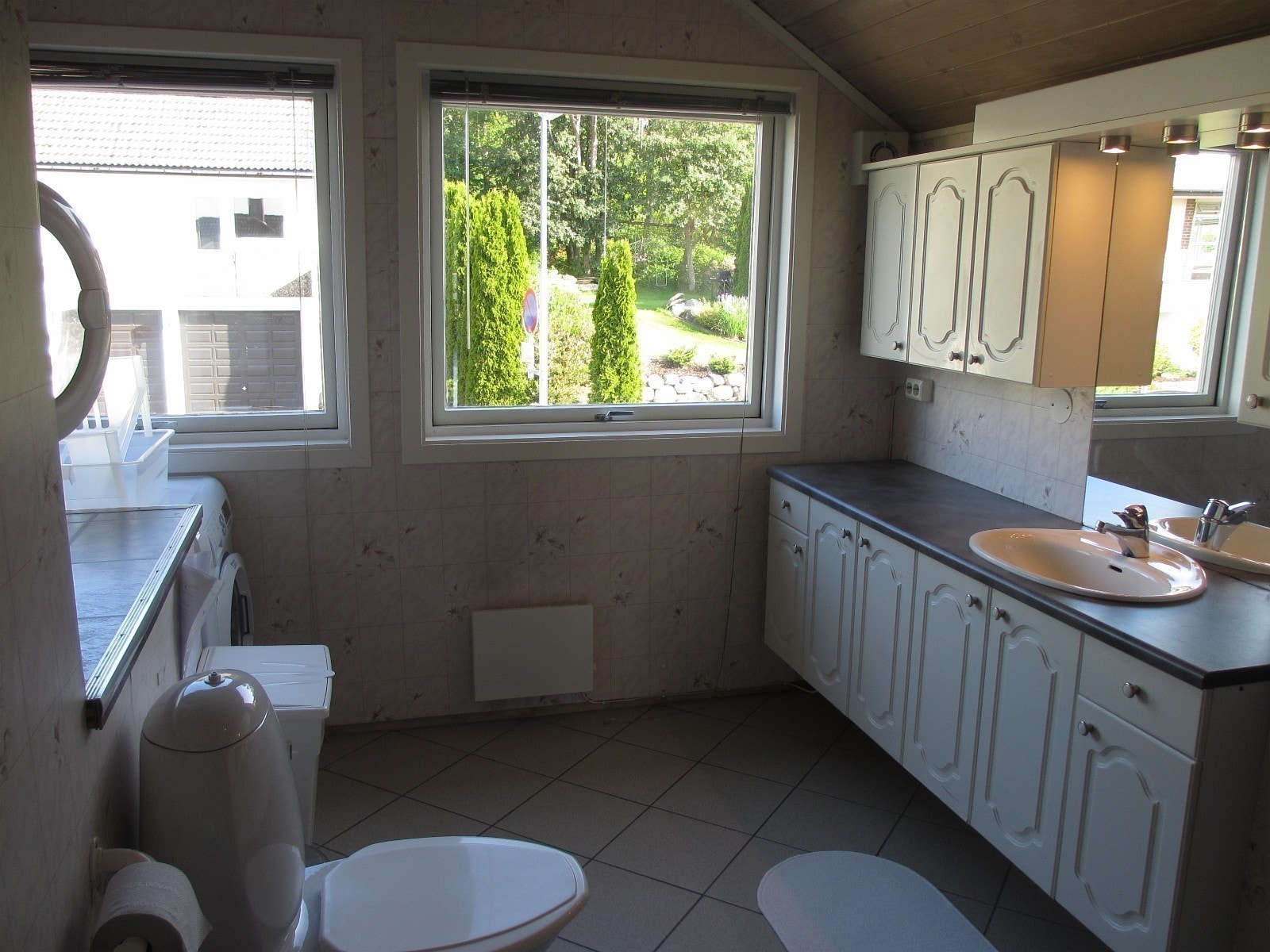 Stort felles bad. 1,80m baderomsinnredning. Mye skapplass. Lyst og luftig bad. Galleribilde