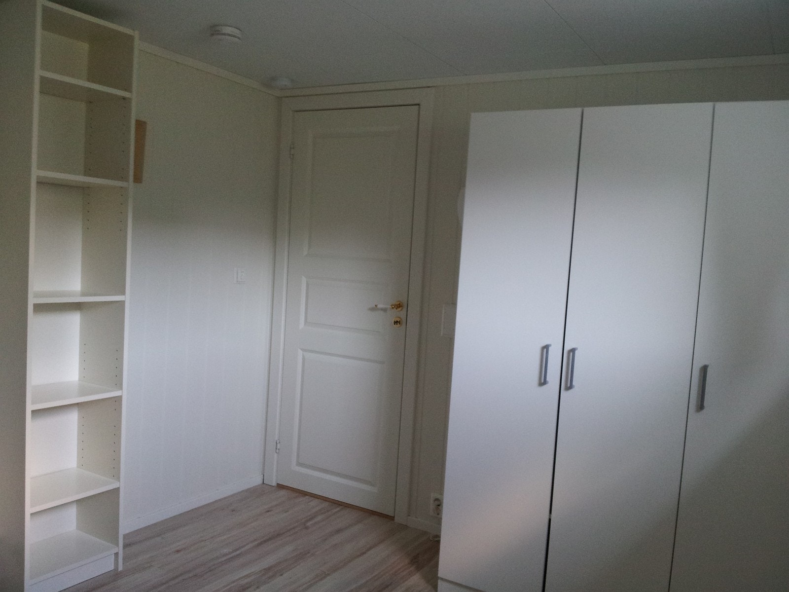 Soverom 2 m/bokhylle og god skapplass Galleribilde