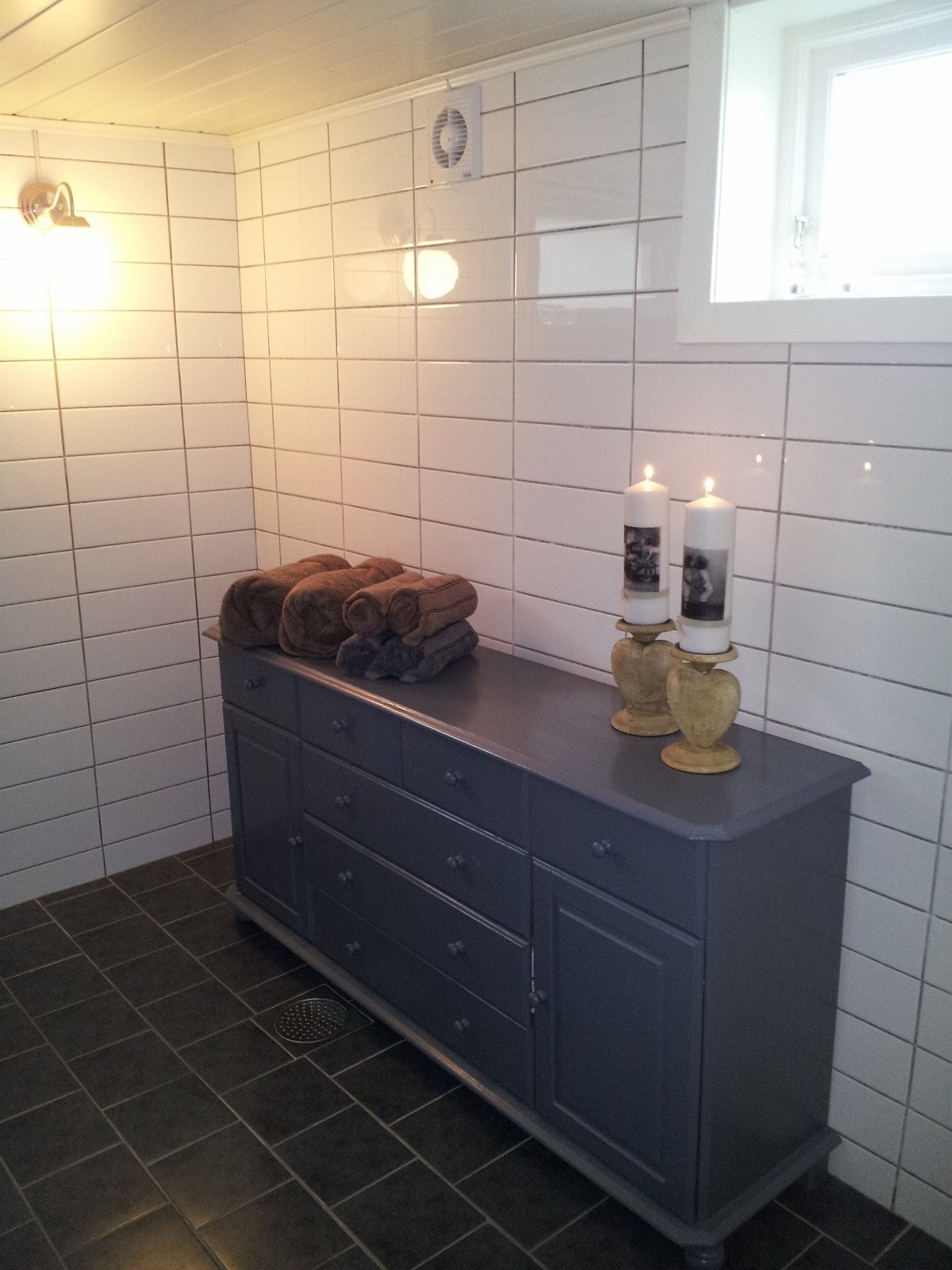 Bad/vaskerom m/god skapplass Galleribilde