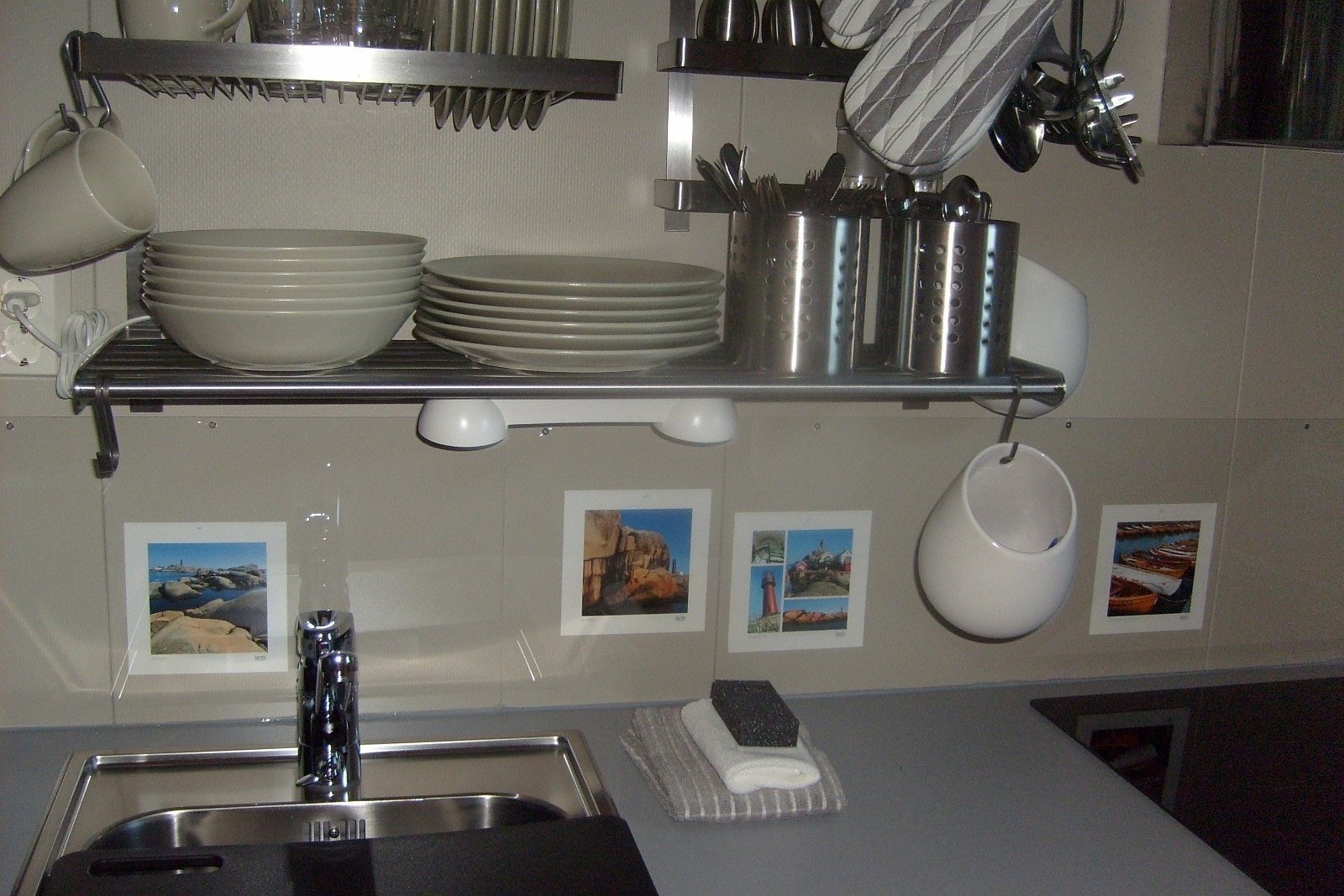 Kjøkken, komplett utstyrt m/glass, krus, bestikk, stentøy etc Galleribilde