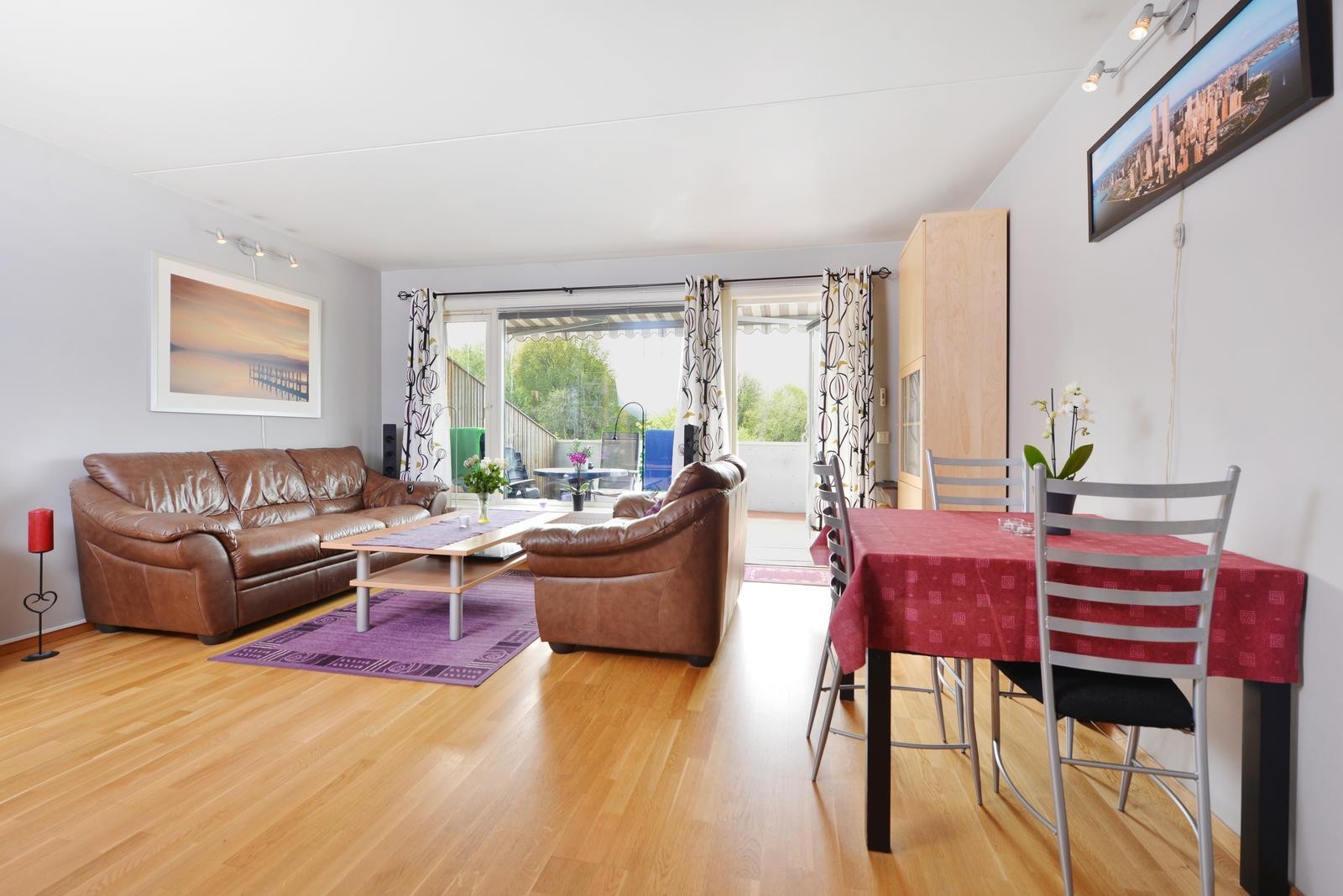 Romslig stue. Galleribilde