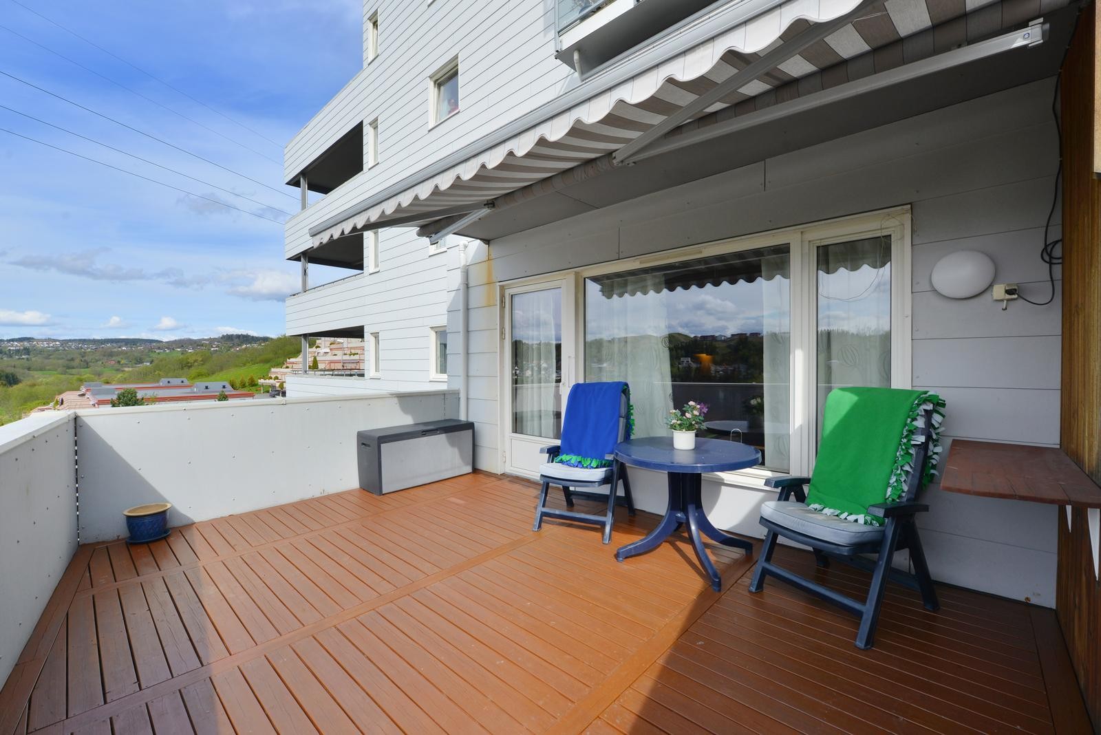 Romslig terrasse. Galleribilde