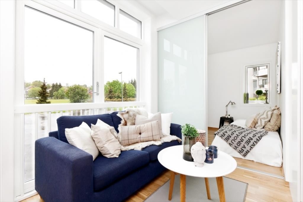 Åpen og meget praktisk planløsning med skyvedør inn til soverommet Galleribilde