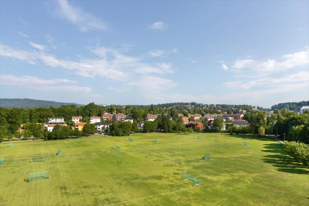 Voldsløkka med fotballbaner, turløyper, sandvolleyballbaner etc er nærmeste nabo Galleribilde