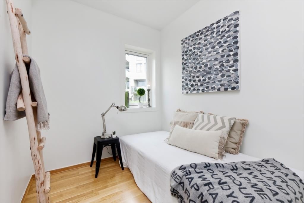 Romslig rom med plass til seng og skap eller dobbeltseng Galleribilde